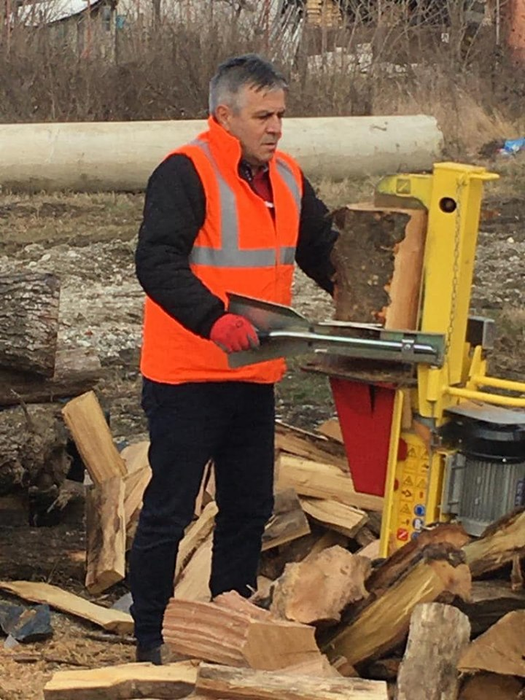 El este primarul care munceşte cot la cot cu angajaţii. A tăiat lemne pentru centrala primăriei