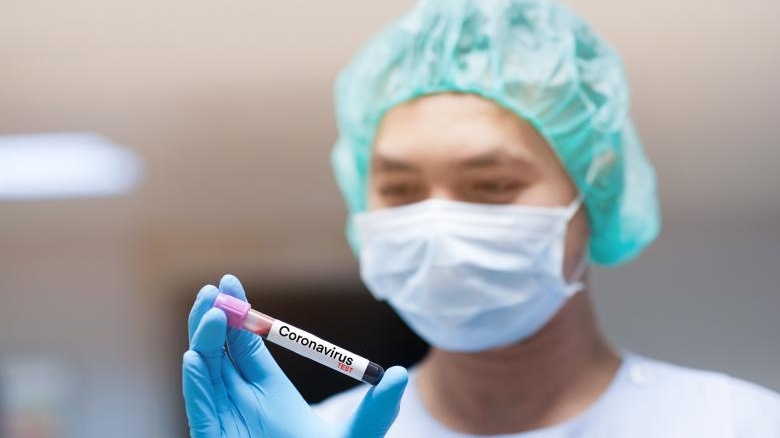 Au încercat să jefuiască un bătrân! Două femei au vrut să tâlhărească un bătrân de 86 ani, sub pretextul că au venit să-i dezinfecteze apartamentul