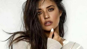 Imaginile pe care Alex Velea le-ar vrea şterse de pe internet! Antonia s-a fotografiat fără lenjerie şi a postat totul
