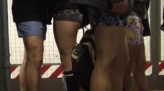 VIDEO Peste 4.000 de newyorkezi au mers fara pantaloni! Vezi cum au defilat in lenjerie intima cu Hello Kitty in metrouri!
