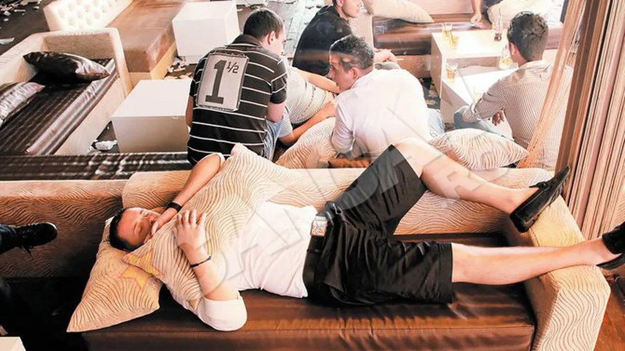 Partenerul Liviei Tavaluc a dormit ca un prunc pe coltarul din club! Are un iubit de cosmar