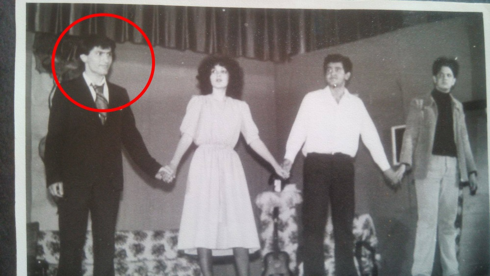 Hanibal Dumitrașcu în tinerețe, pe scena teatrului, în stagiunea elevilor Focșăneni, anul 1979