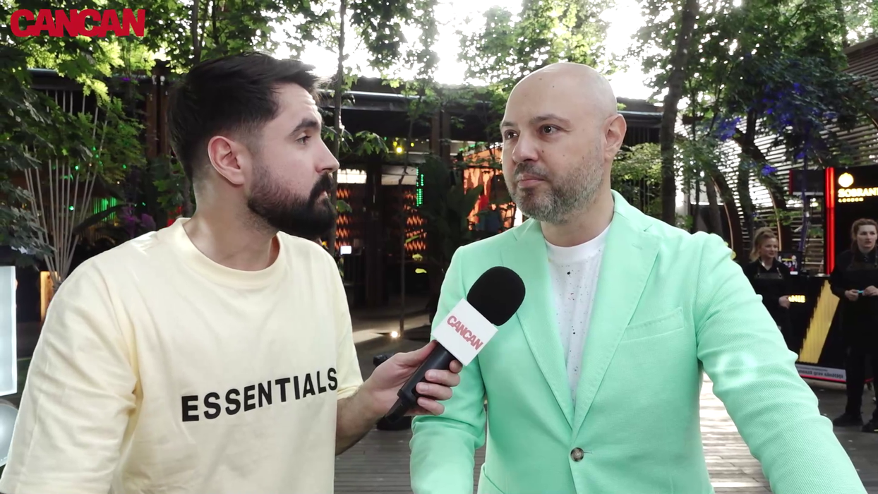 Mihai Mitoșeru: "Pentru că am prezentat foarte multe nunți, parcă n-aș mai face-o pe a mea, mă gândesc totuși să mai stau un pic, să le prezint nunțile altora, că am boală pe ei, pardon, că mă simt foarte bine la ei!" (Foto: captură video)