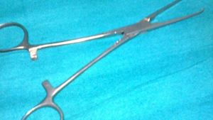 Un forceps chirurgical, uitat sase luni in abdomen, a iesit prin buricul unei femei din Franta