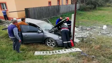 Accident incredibil în Argeș. O familie s-a trezit cu o mașină în curte - VIDEO