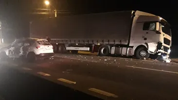 Neatenția îl putea costa viața pe un șofer din Argeș. Nu s-a asigurat și a fost izbit de un tir. A rămas încarcerat