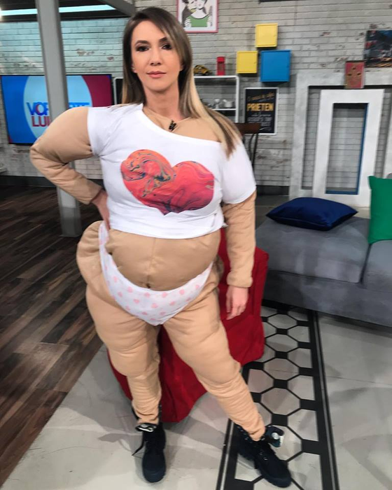 Adela Popescu, supraponderală și cu lenjeria intimă pe afară. O fană a criticat-o imediat: „S-a transformat rău”