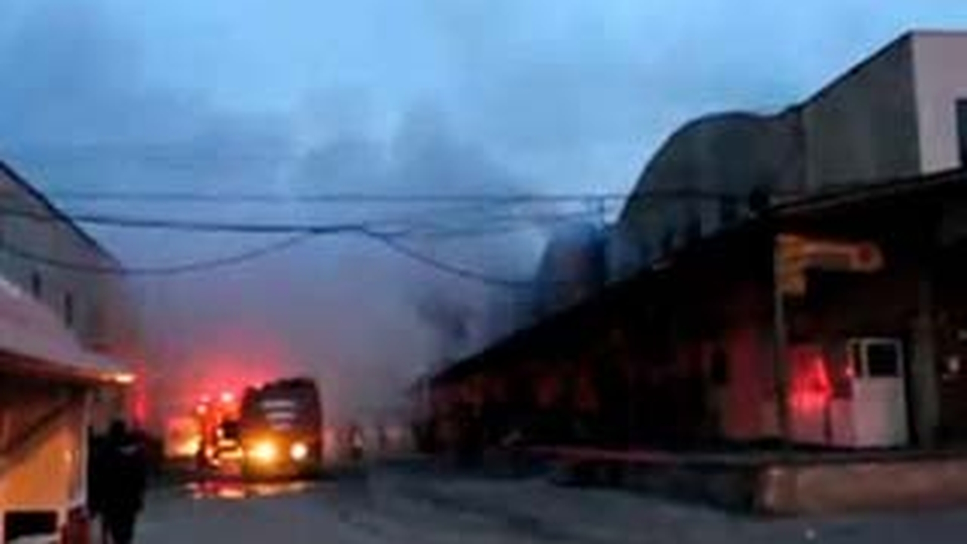 VIDEO Cladirea unui centru comercial din Iasi s-a prabusit partial in urma unui incendiu