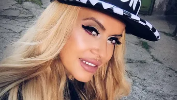 Toată lumea era dezbrăcată dar ea.....Cum a apărut Anda Adam pe plaja din Costineşti!