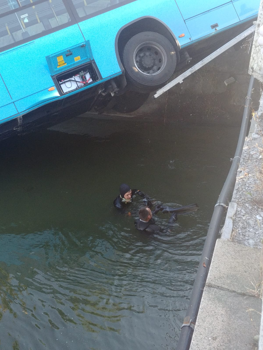 Scene șocante în București! Un autobuz STB a căzut în râul Dâmbovița