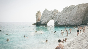 Plaja din Grecia unde turiștii riscă o amendă de 1000 de euro dacă pleacă acasă cu o piatră