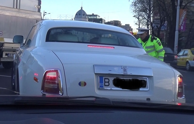 Un agent de la poliţia rutieră îi discută cu milionarul