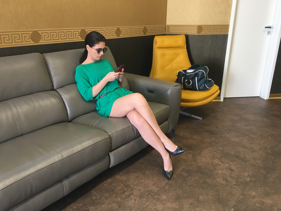Aida Parascan, în timp ce-și comanda un taxi