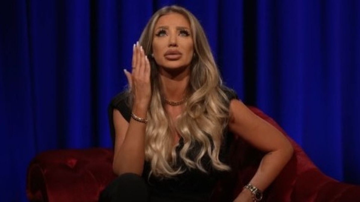 Bianca Drăguşanu cu ochii în lacrimi la TV. Ce a povestit blondina despre copilăria sa