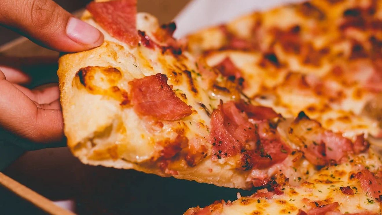 O femeie și-a filmat soțul în timp ce mânca o pizza. Ce obicei bizar avea, de fapt, bărbatul