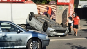 Accident grav în București. O mașină a fost răsturnată, alte 2 lovite din plin