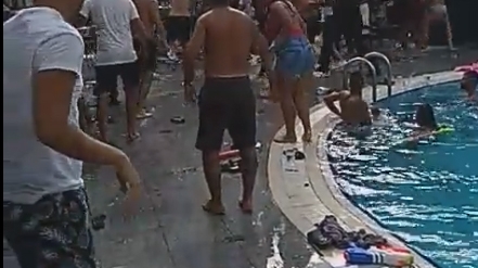 Bătaie la piscina hotelului Radisson Blu din Capitală! Un grup de evrei și arabi s-au încăierat, după ce o sticlă cu apă a fost vărsată pe o fată
