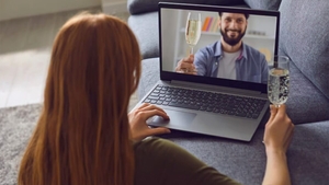 O femeie de 43 de ani s-a cuplat cu un "ofițer italian" pe internet. După 1 an de relație, a aflat cine era "soldatul", de fapt