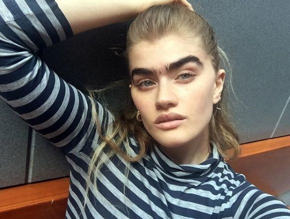 Este manechin de succes şi arată aşa! Blonda refuză să se penseze dintr-un motiv uluitor