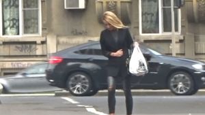 SUPEREXCLUSIVITATE. La nici o lună de la despărţirea de logodnicul actor, "vecina" lui Răzvan şi Dani s-a reîndrăgostit în secret! Noul iubit, un cunoscut blogger, a "vizitat-o" pe Flavia în toiul nopţii! E fabulos cum a apărut la blocul asistentei TV ca să nu fie recunoscut...