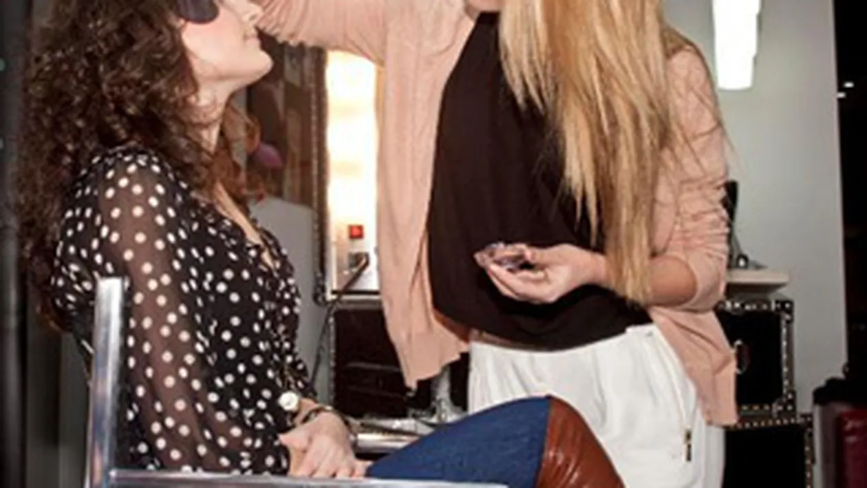 Denisa Nechifor a luat lectii de make-up! Afla cine a initiat-o in tainele machiajului!