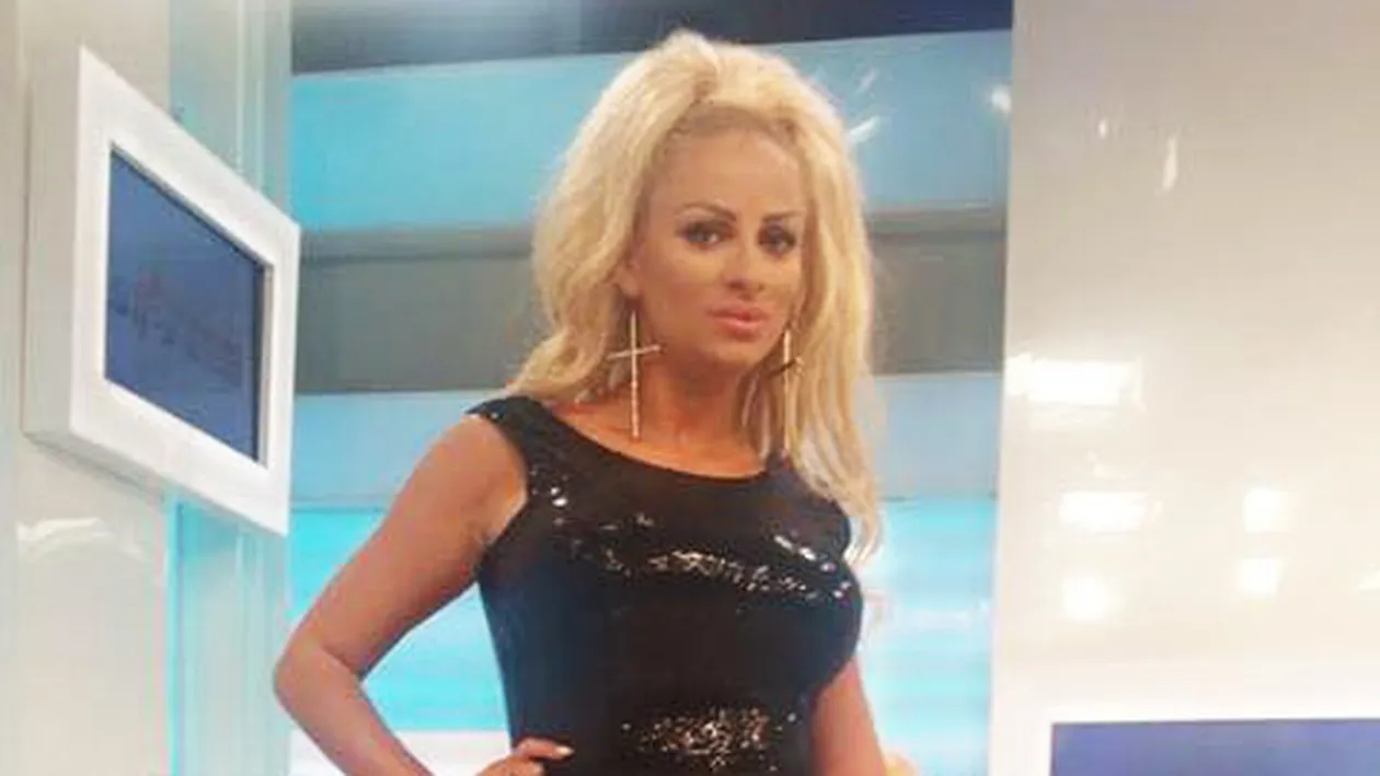 SÂNZIANA BURUIANĂ a muncit cu spor la ţară! A îmbrăcat o salopetă minusculă şi a început să...