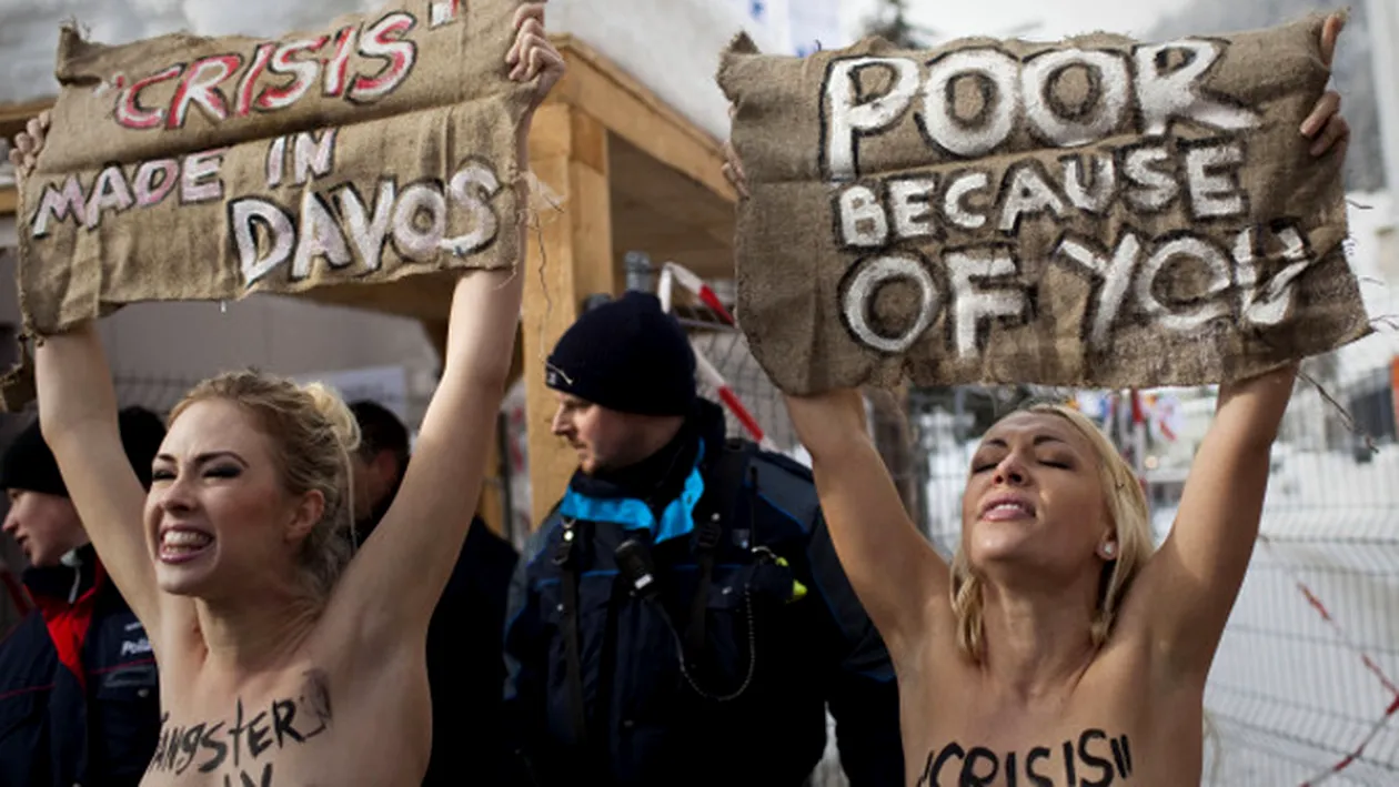 Trei tinere ucrainence au protestat topless la Davos!