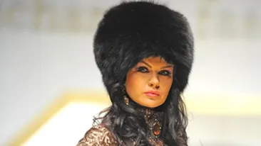 Botezatu si-a imbracat tarinele in blanuri de vizon si chinchilla pe scena!