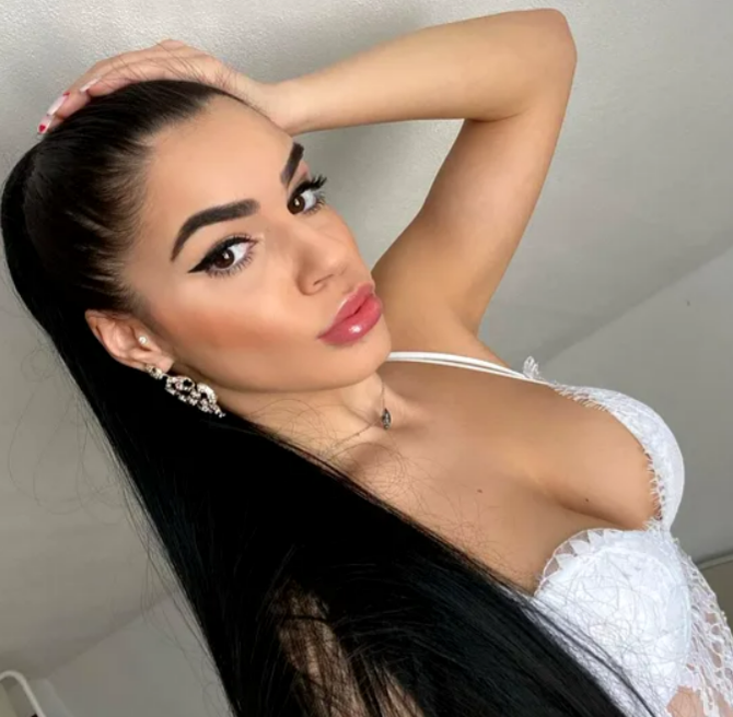 Imagini fierbinți cu iubita lui Andrei Cordea, cel mai în formă jucător al roș-albaștrilor. Cum arată Georgiana, bomba-sexy a mijlocașului | GALERIE FOTO