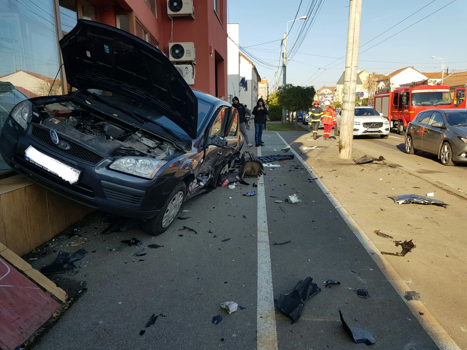 Grav accident în Timișoara, pe strada Iuliu Maniu. Două persoane au fost transportate la spital