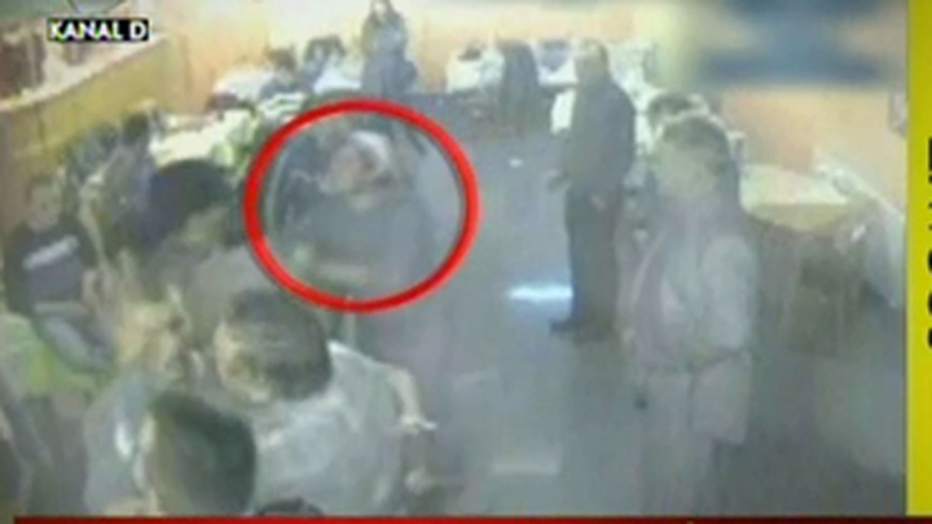 VIDEO Mai ceva ca in filmele cu Van Damme! Un taran si-a luat la omor colegii de bautura pentru ca nu-i placea muzica din carciuma! L-a cocosat cu bataia si pe politistul satului