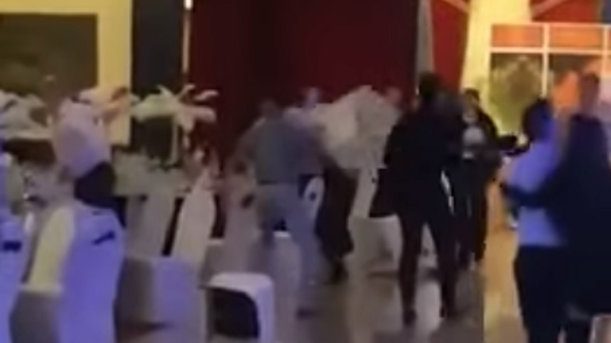 Scandal MONSTRU la petrecere! S-au luat la bătaie de la manele! Scaunele au zburat, dar... Trupele speciale...