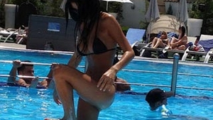 In apa "fluture", pe sezlong "capra"! Daniela Crudu nu se poate stapani nici cand e in public - Uite in ce pozitii foarte sexuale a "ars-o" la piscina - Nila o rupe daca vede pozele astea