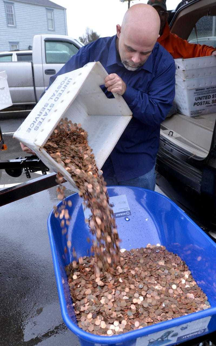 Acest afacerist şi-a plătit taxele la stat cu 300 de mii de monede aduse în roabe! E incredibil ce a urmat
