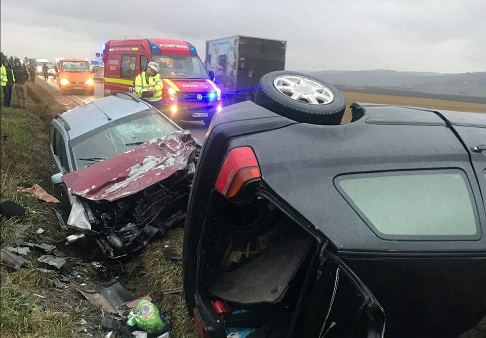 Accident terifiant la Pătrăuţi! O persoană a decedat după ce două maşini s-au ciocnit frontal. Imagini şocante