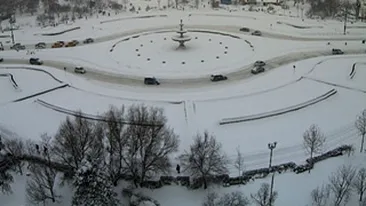 Bucurestiul e paralizat dupa o zi de ninsoare! Uite cum abia se mai circula in marile intersectii din Capitala