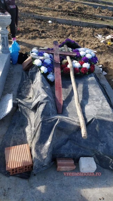 Uluitor! Un mort din Bârlad a fost abandonat în cimitir, acoperit cu o prelată