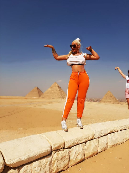 Lenna Horvath, sexy printre piramide! Ținuta cu care i-a înnebunit pe arabi
