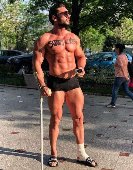 Dorian Popa s-a plimbat în chiloți pe străzile din București
