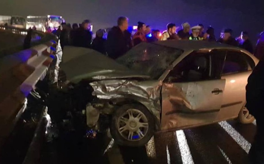 O mașină a intrat pe contrasens și a lovit un microbuz cu 12 persoane. Șoferul vinovat a fugit