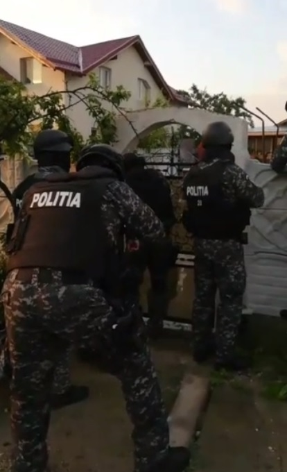 Mascații au efectuat percheziții acasă la suspecți