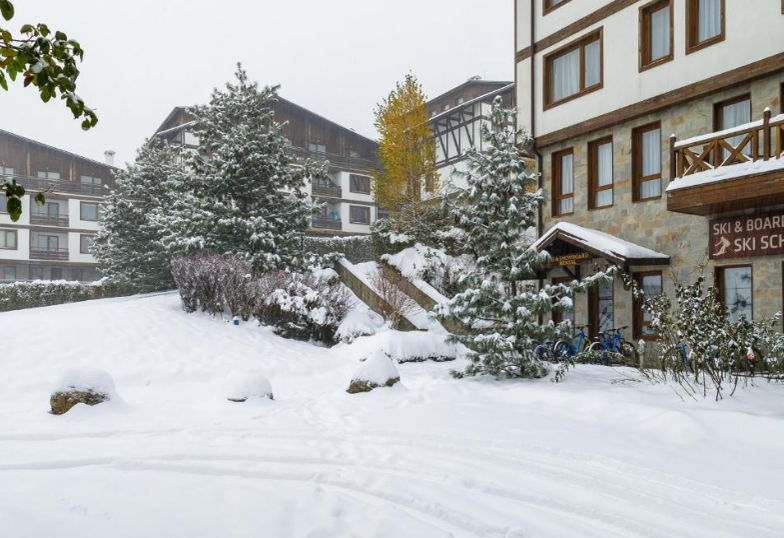 Hotelul Green Life Bansko 4* este situat la poalele muntelui Pirin/ sursă foto: Booking