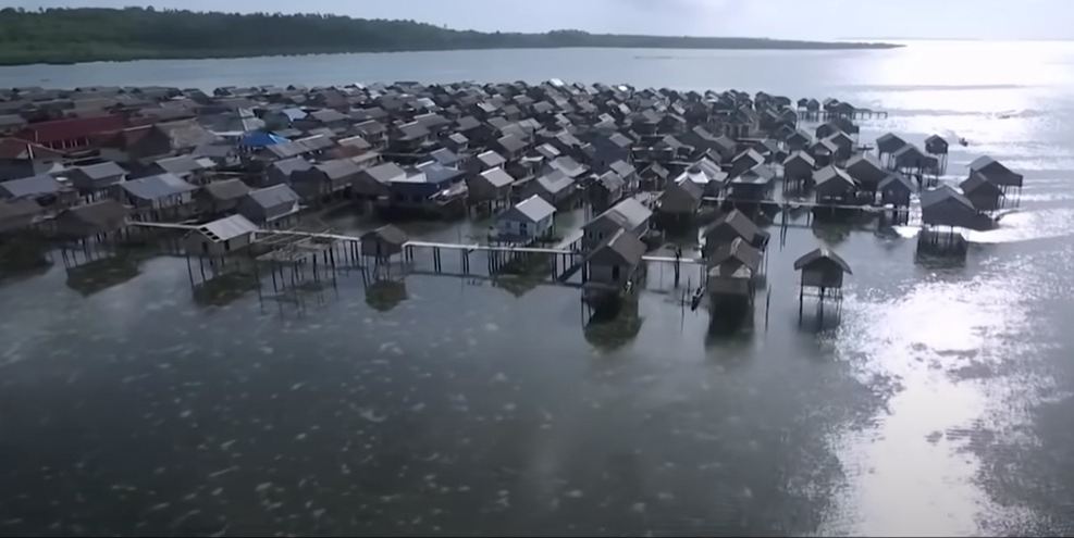 Există oamenii care nu au călcat niciodată pe pământ. Foto: captură YouTube (One Minute Explore)