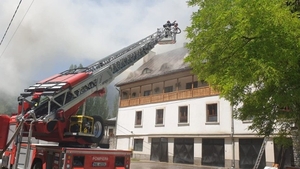 Incendiul de la Mănăstirea Râmeţ a fost stins după 7 ore. Jumătate din acoperișul ars s-a prăbușit