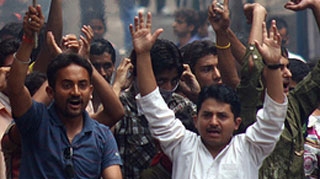 Au aruncat cu benzina pe un indian si i-au dat foc
