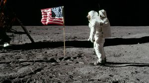 Suma fabuloasă cu care a fost vândută jacheta purtată de Buzz Aldrin pe Lună. Iată cât a costat obiectul vestimentar