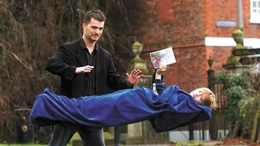 Acest preot îşi atrage enoriaşii la Biserică printr-o metodă ciudată. Ce începe să facă în timpul slujbelor i-a lăsat pe mulţi fără cuvinte