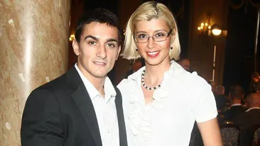 Adio, pasiune! Dupa nici patru ani de casnicie, Marian Dragulescu si Corina se poarta ca fratii. Vezi cum s-au ignorat in parc