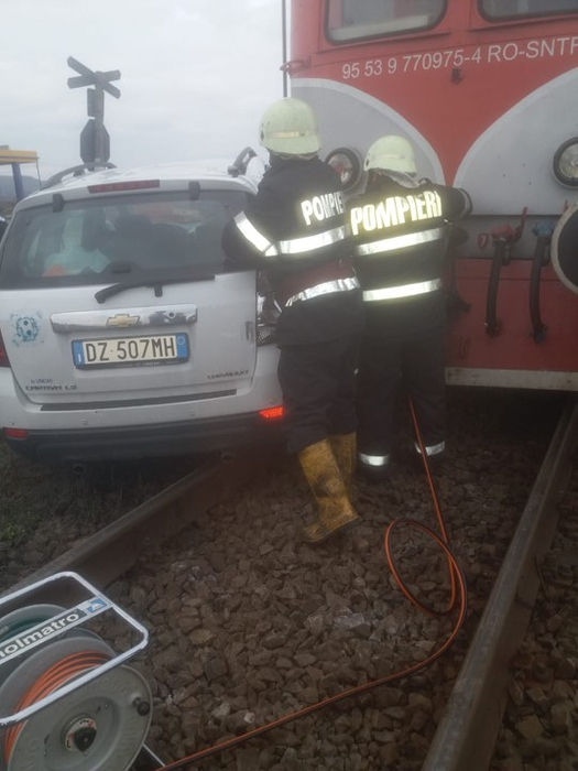 Mașină lovită de tren în județul Vâlcea. Traficul feroviar este blocat. FOTO
