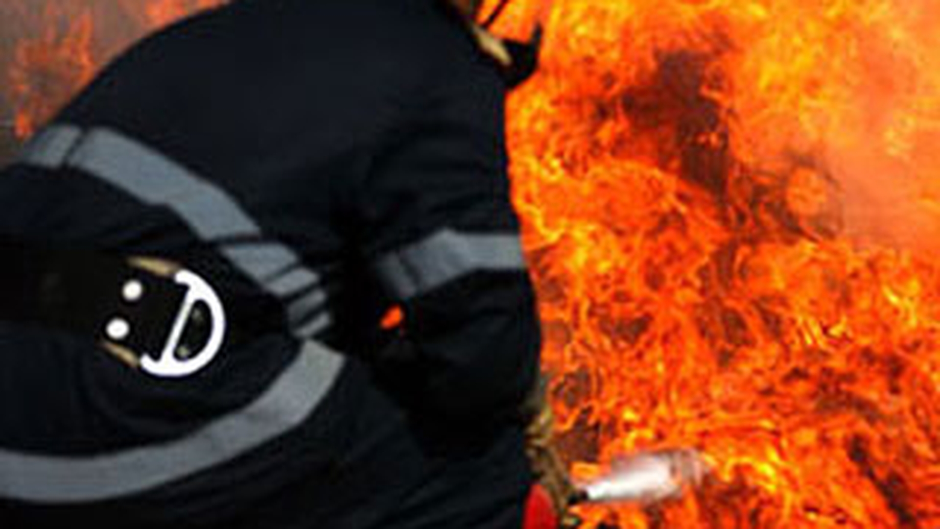 Un incendiu a cuprins un atelier de la parterul unei cladiri administrative a IPJ Buzau